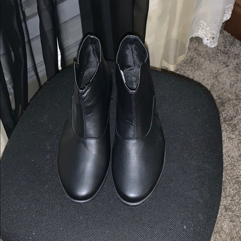 NWOT Women’s Size 7 Black Booties